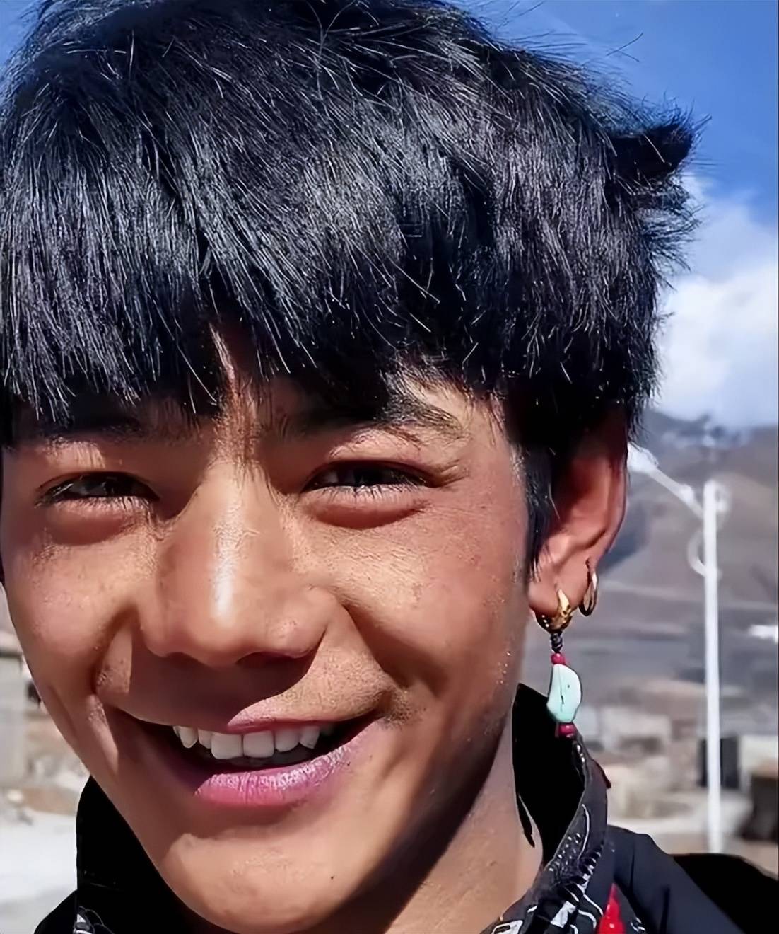 丁真自曝曾遭圈内人歧视，被嘲身上有异味，直言自己像讨饭的