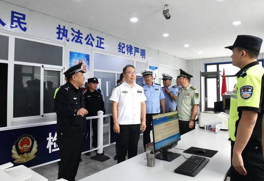 史红波同志在石咀公安检查站督导检查工作