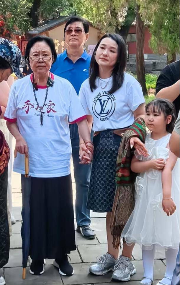 75岁斯琴高娃近照曝光，拄着拐杖消瘦很多，三婚丈夫已去世3年