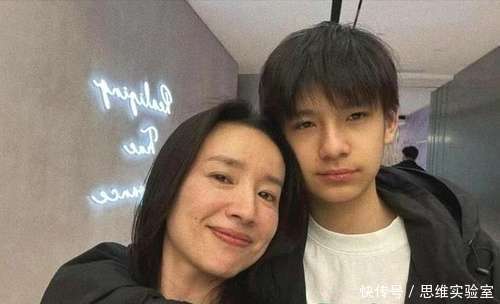 董洁儿子帅到认不出！年仅16岁身高1米8，五官深邃帅过潘粤明