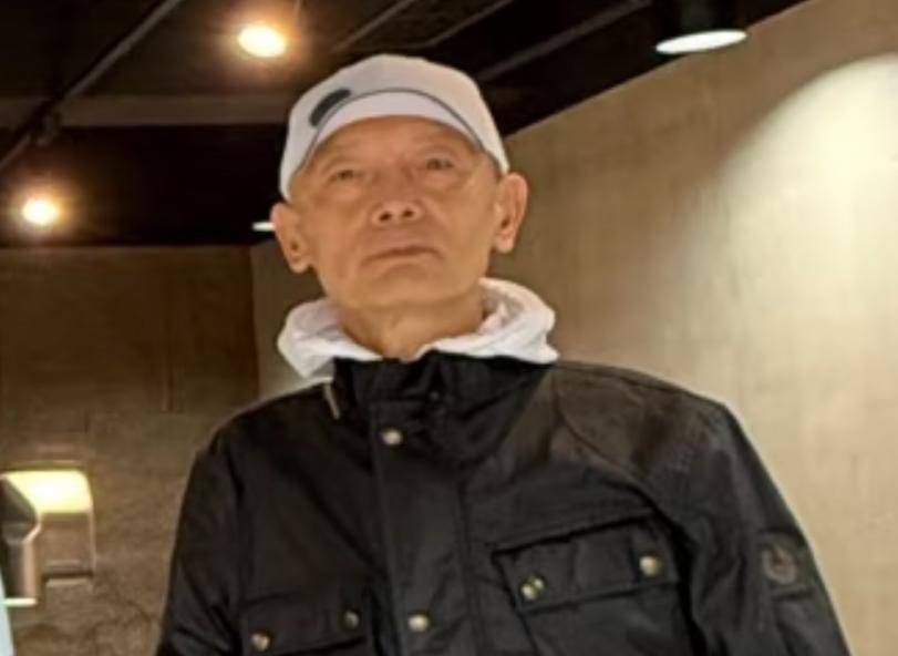68岁葛优买80万越野车，与美女亲切合影，打扮年轻精神佳
