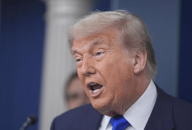 特朗普罕见点名中国：美国筹码比北京厉害！威胁的话刚说出口，中方专机即将抵达美国？