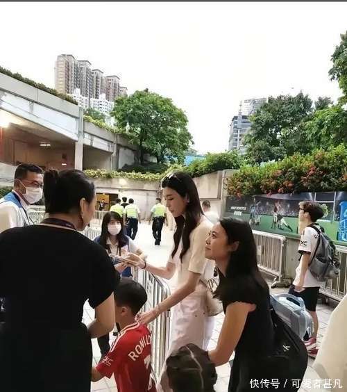 奚梦瑶接娃放学，大儿子正脸曝光，遗传妈妈好基因，又高又帅