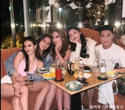 奚梦瑶接娃放学，大儿子正脸曝光，遗传妈妈好基因，又高又帅