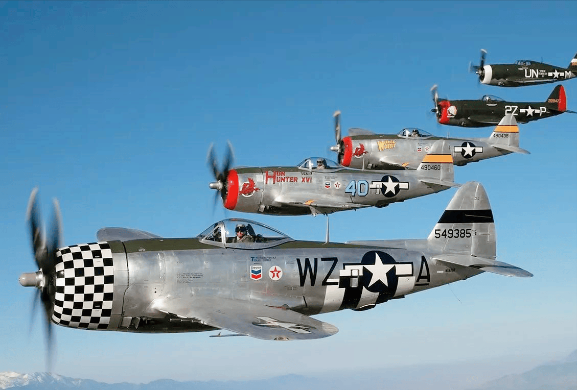 XP-47B的原型机冲向8470米高空，仪表盘显示时速飙升至690公里