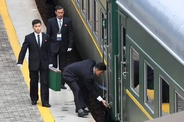 金正恩启程来华，他的神秘专列长什么样？