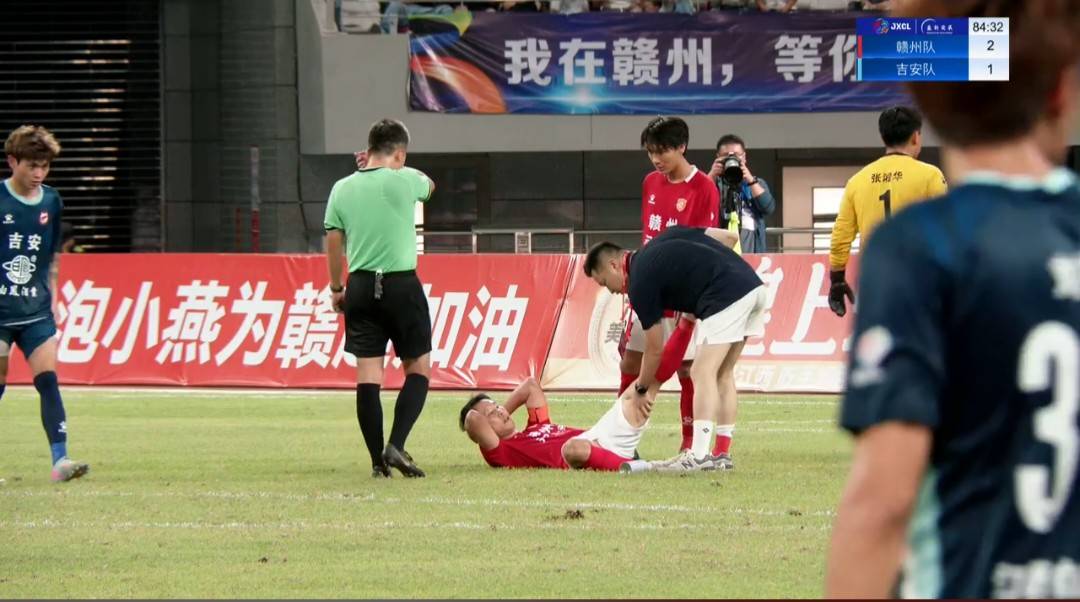 吉安VS赣州：队员频繁被2025江西省城市足球联赛-赛程/比分/球队阵容全掌握-本地足球热血来袭！抬出场球迷急眼喊黑哨这感觉就对啦