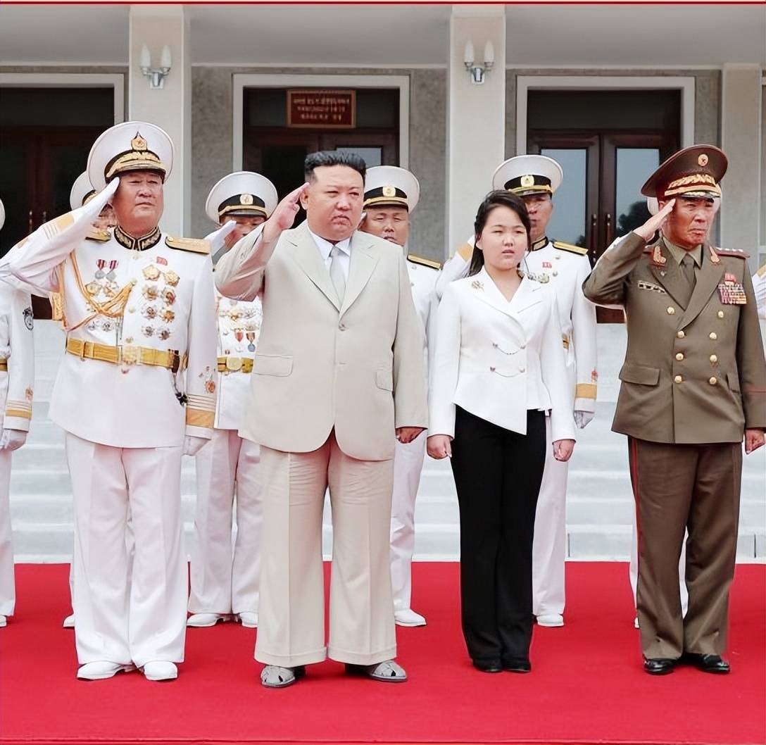 金正恩携女儿访华，女儿穿搭黑色西装太飒，脸蛋肉嘟嘟的很可爱