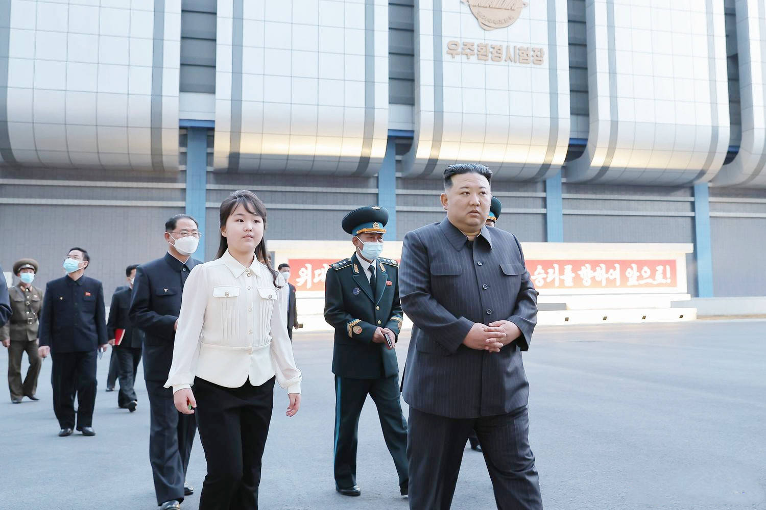 金正恩携女儿访华，女儿穿搭黑色西装太飒，脸蛋肉嘟嘟的很可爱