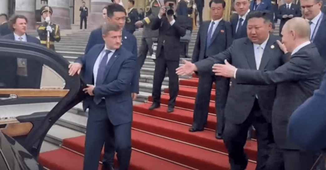 阅兵刚结束，普京一把将金正恩拉上车，用一句真心话换来一个承诺