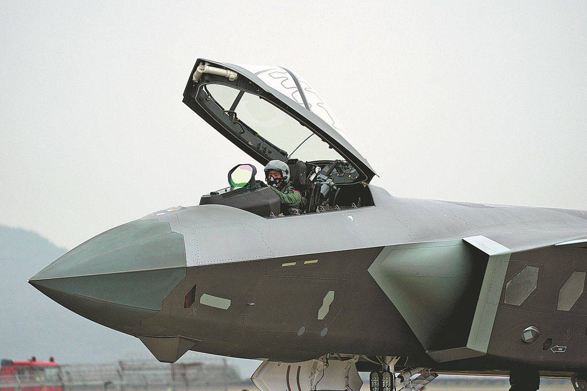 歼-20加一个S，就能彻底颠覆传统空战？双座版歼-20到底强在哪？
