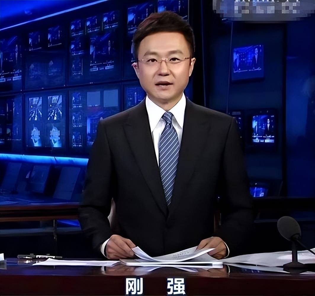 一开口就赢了全场！九三阅兵解说员揭晓，原来是他们两位，都是央视知名主持人，颜值才华气质并存