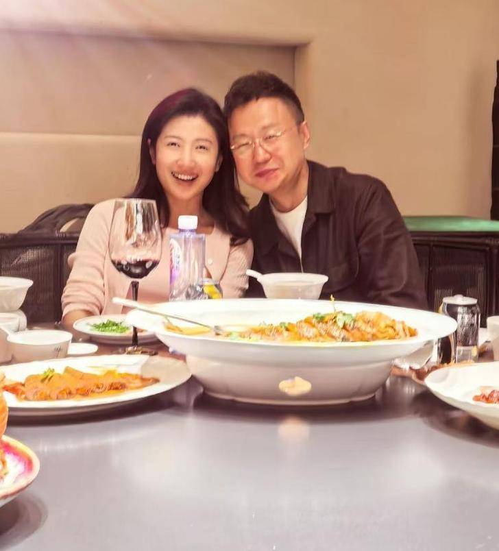 一开口就赢了全场！九三阅兵解说员揭晓，原来是他们两位，都是央视知名主持人，颜值才华气质并存