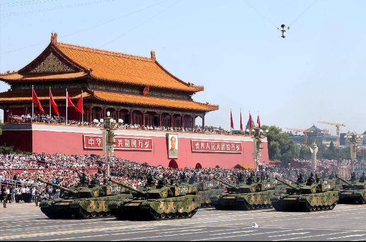 一开口就赢了全场！九三阅兵解说员揭晓，原来是他们两位，都是央视知名主持人，颜值才华气质并存