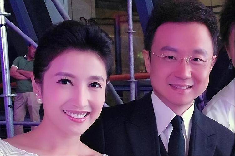 一开口就赢了全场！九三阅兵解说员揭晓，原来是他们两位，都是央视知名主持人，颜值才华气质并存