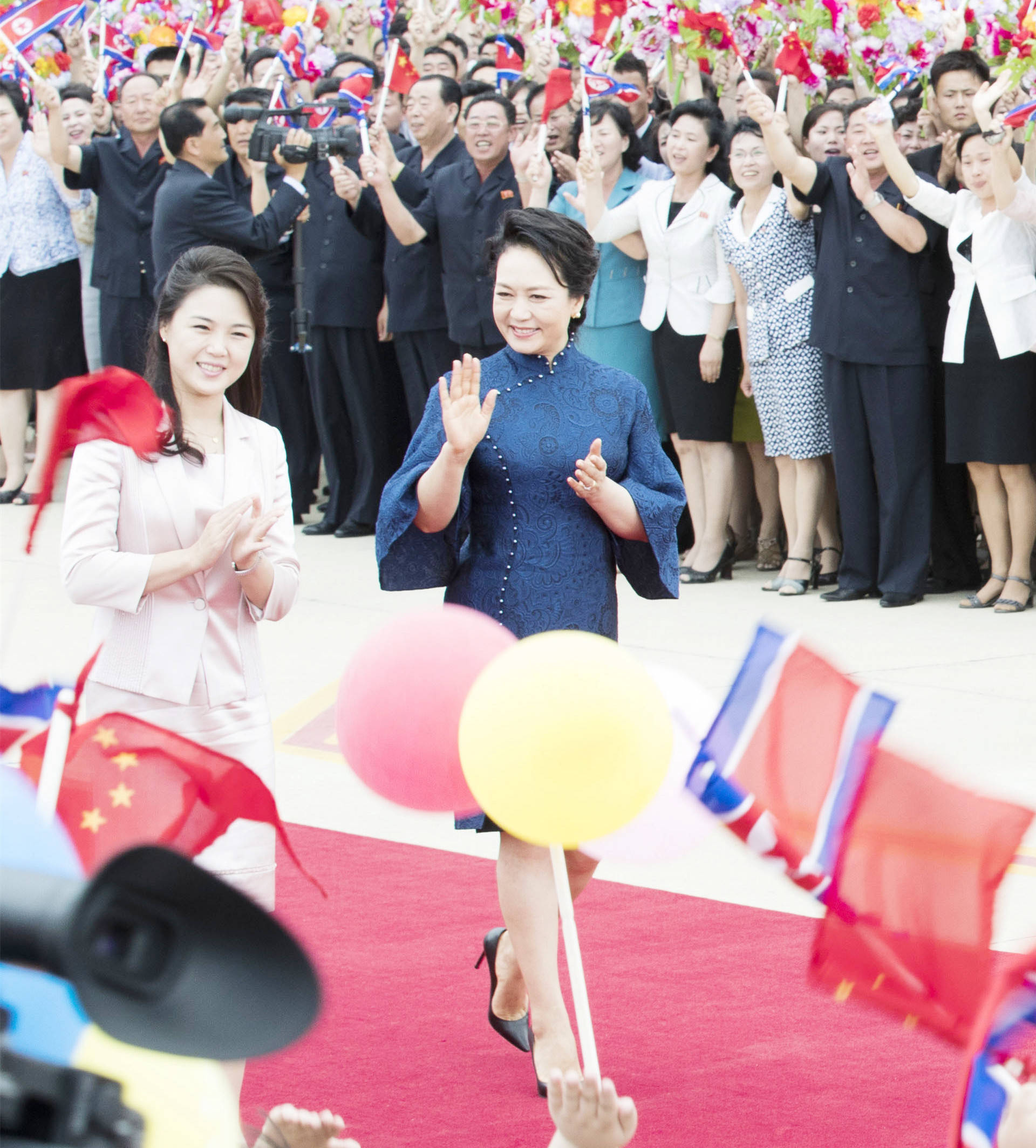 金正恩妻子的穿搭好雍容，上方圆领下方短裙得体，立体发型挺精神