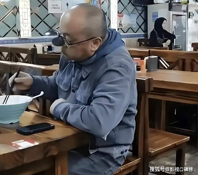 55岁窦唯已迁居阿那亚多年，骑电动车，买菜砍价，生活过得惬意