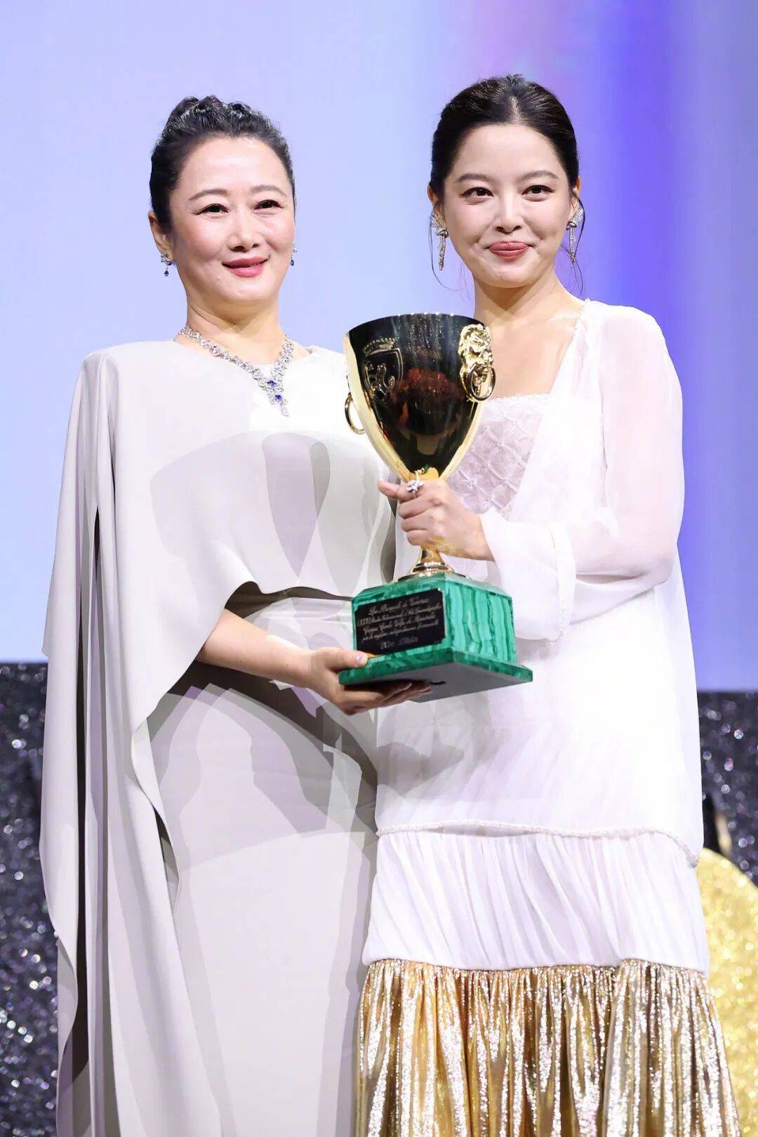 辛芷蕾夺威尼斯影后：中生代花实力上桌，流量舆论场下电影如何找到存在感？
