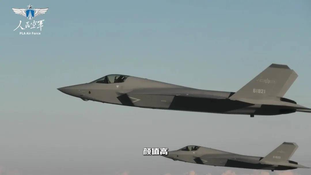 中国歼-35最新画面！6枚中距弹、隐藏登机梯首次曝光！