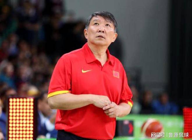 主教练宫鲁鸣在“新老交替”中坚守与争议的