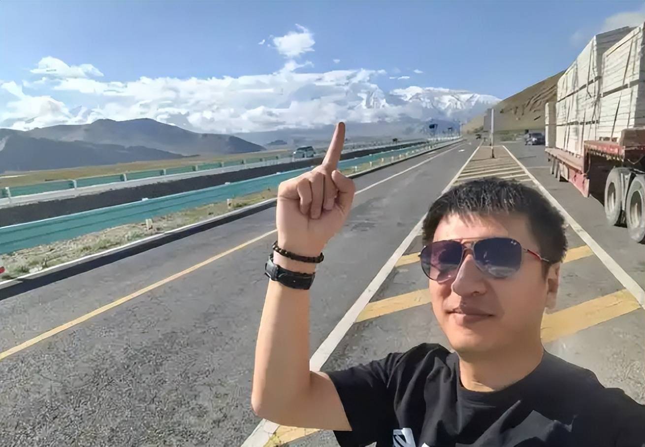 张雪峰高调捐款5000万支持统一，反遭全网“扒皮”正常吗？