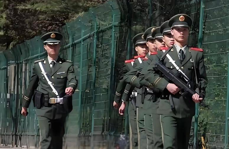 美国驻华大使馆大门口，为何是中国军人持枪站岗？一站就是50多年