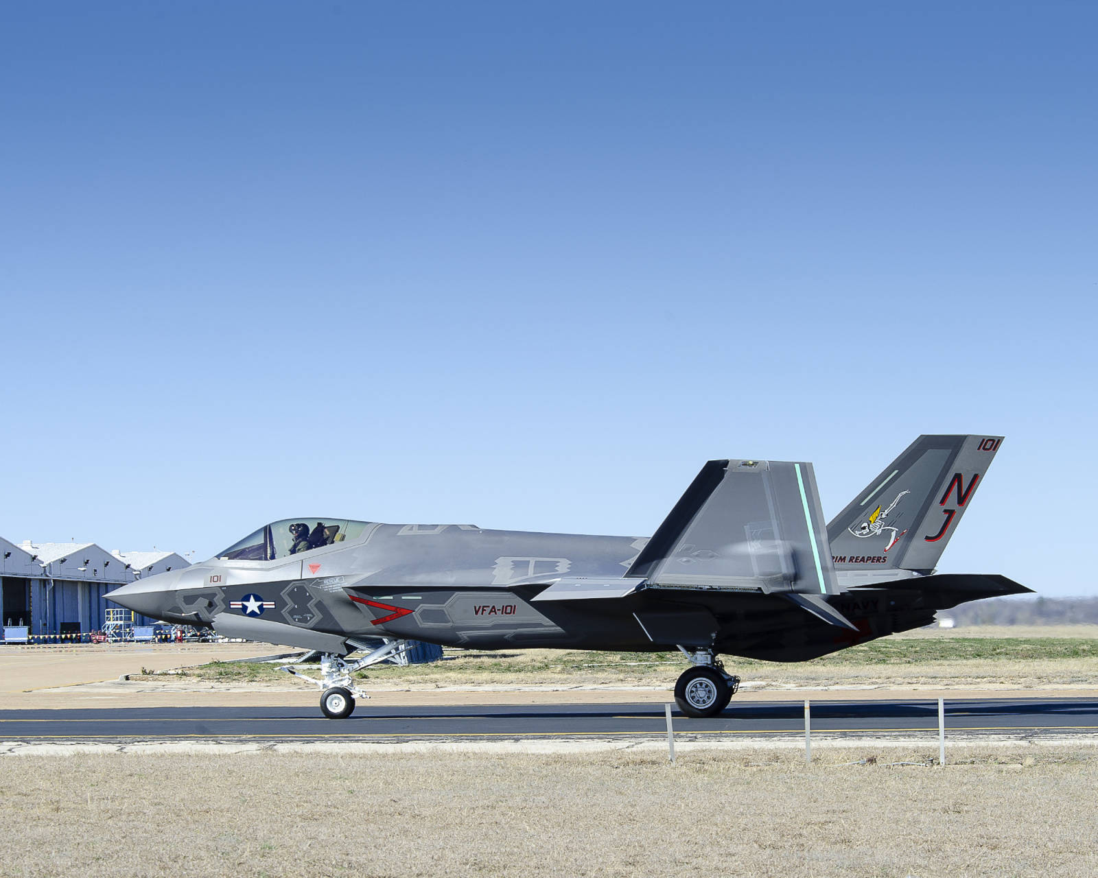 大战一触即发，美军10架F-35随时开火。空战确实难，但最怕持久战