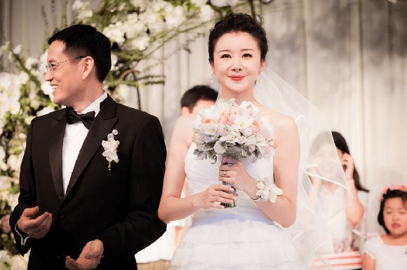 孙菲菲官宣离婚！曾被霸凌群殴，为挽救婚姻做过亲子鉴定