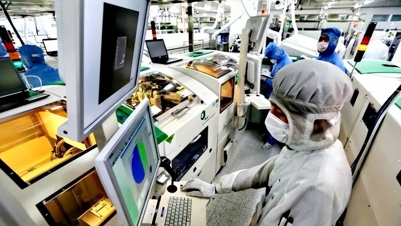 原创             日本追随美国对华限制，我国芯片退回90纳米？外媒：可怕的在后面