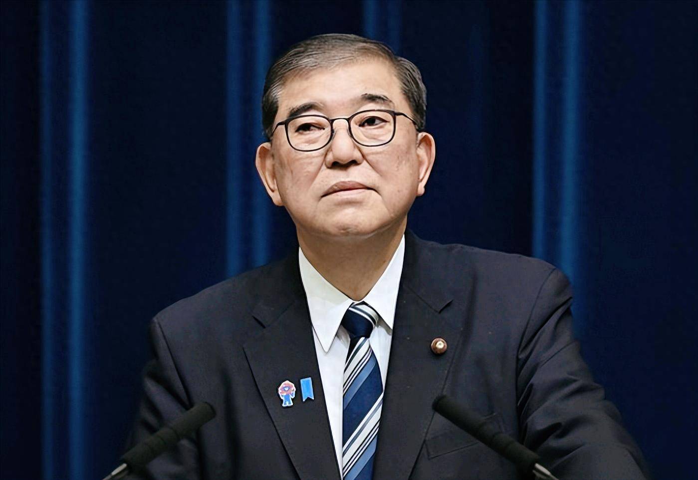 日本首相突然辞职，乌克兰政府大楼首次被炸，美政府民调史上最差
