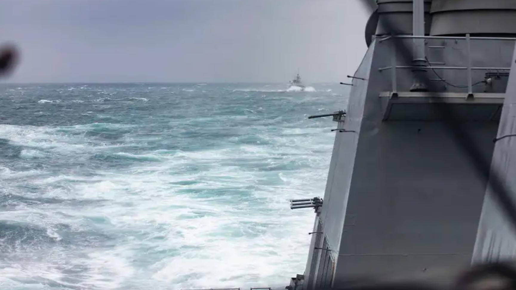 英美舰队高调穿越台海，中方直升机群1100米低空迎战，海空对抗一触即发！