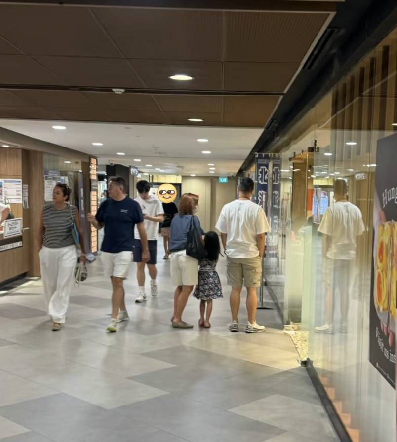 孙燕姿和家人一起逛商场，7岁女儿穿着碎花裙，13岁儿子身材高挑