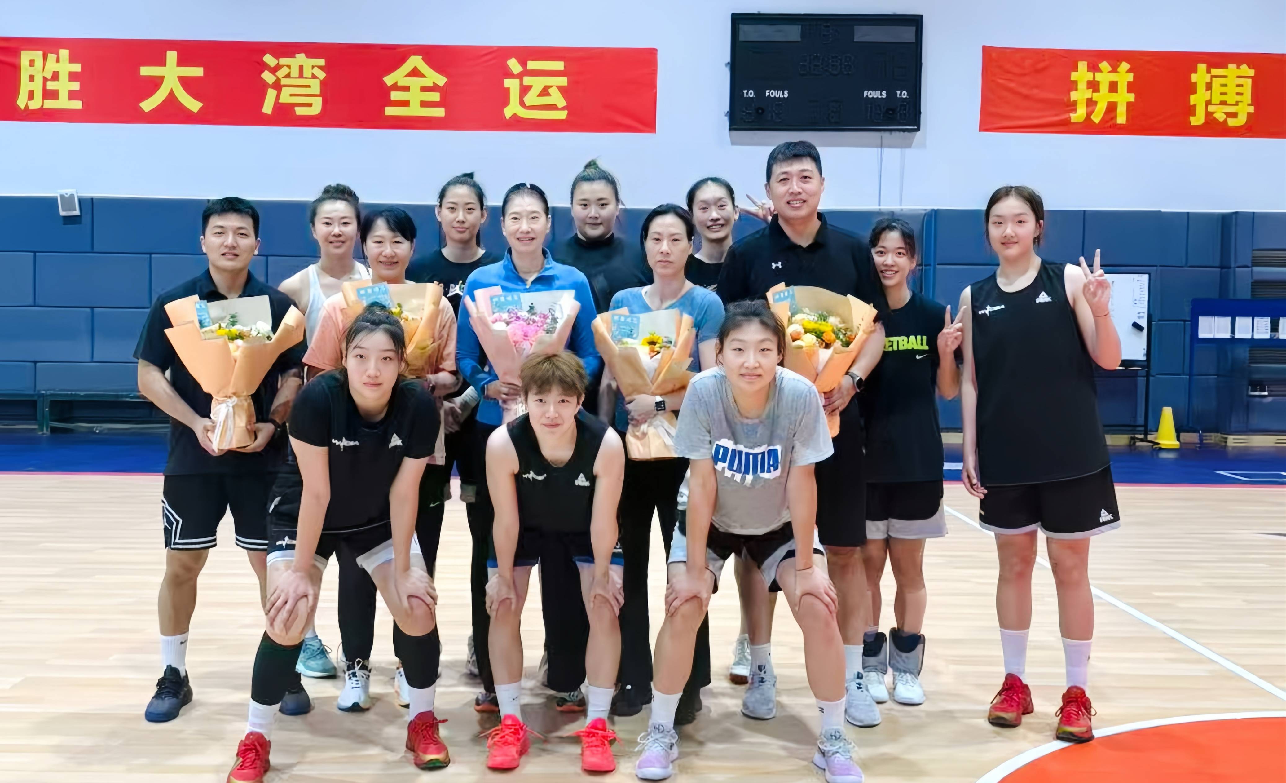 原创             换队首秀轰37+12！中国女篮2米01女版奥尼尔闪耀：宫帅该招进她？