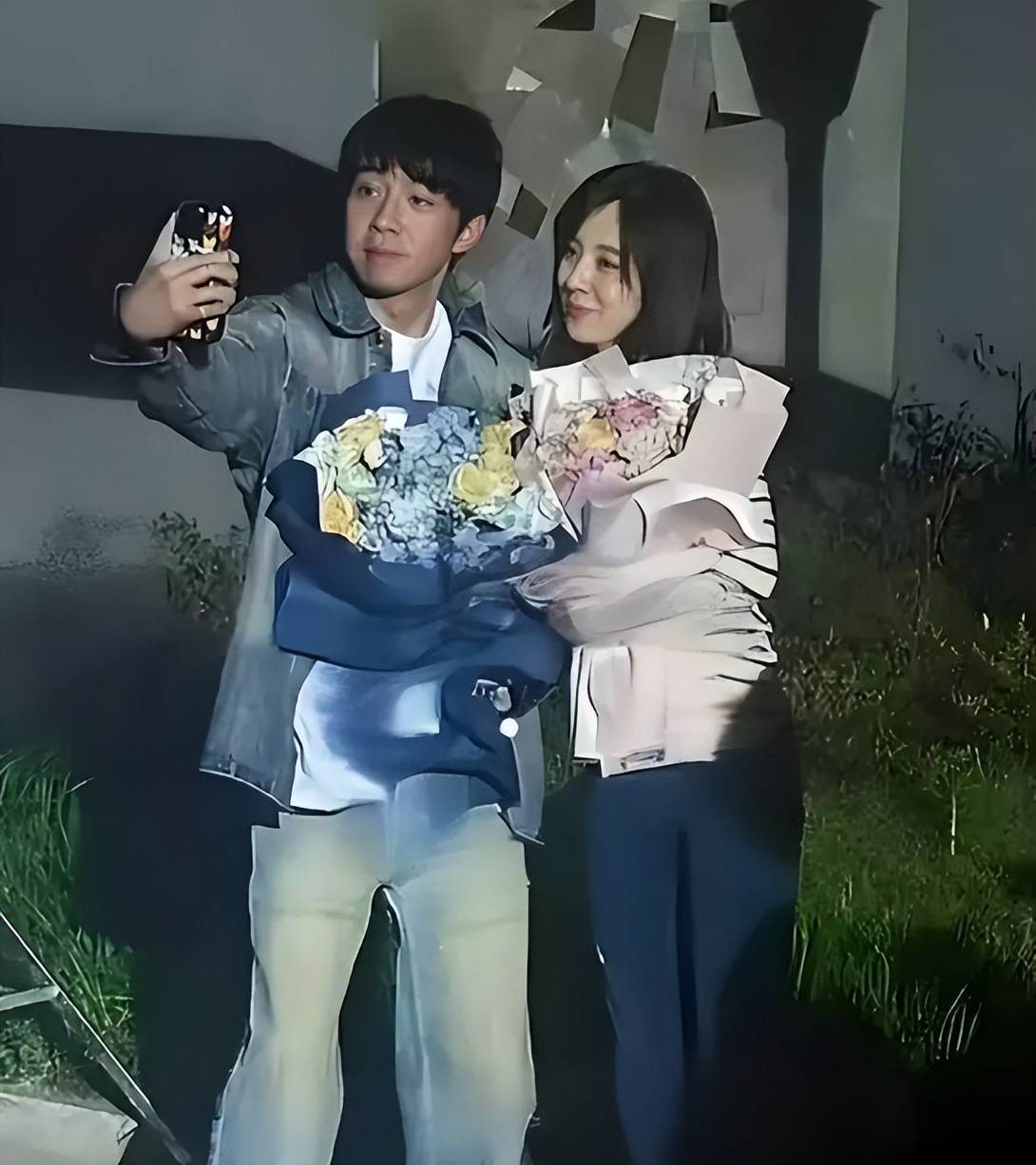 王晓晨否认婚讯后，和俞灏明牵手逛街，烟不离手，超短裤太吸睛