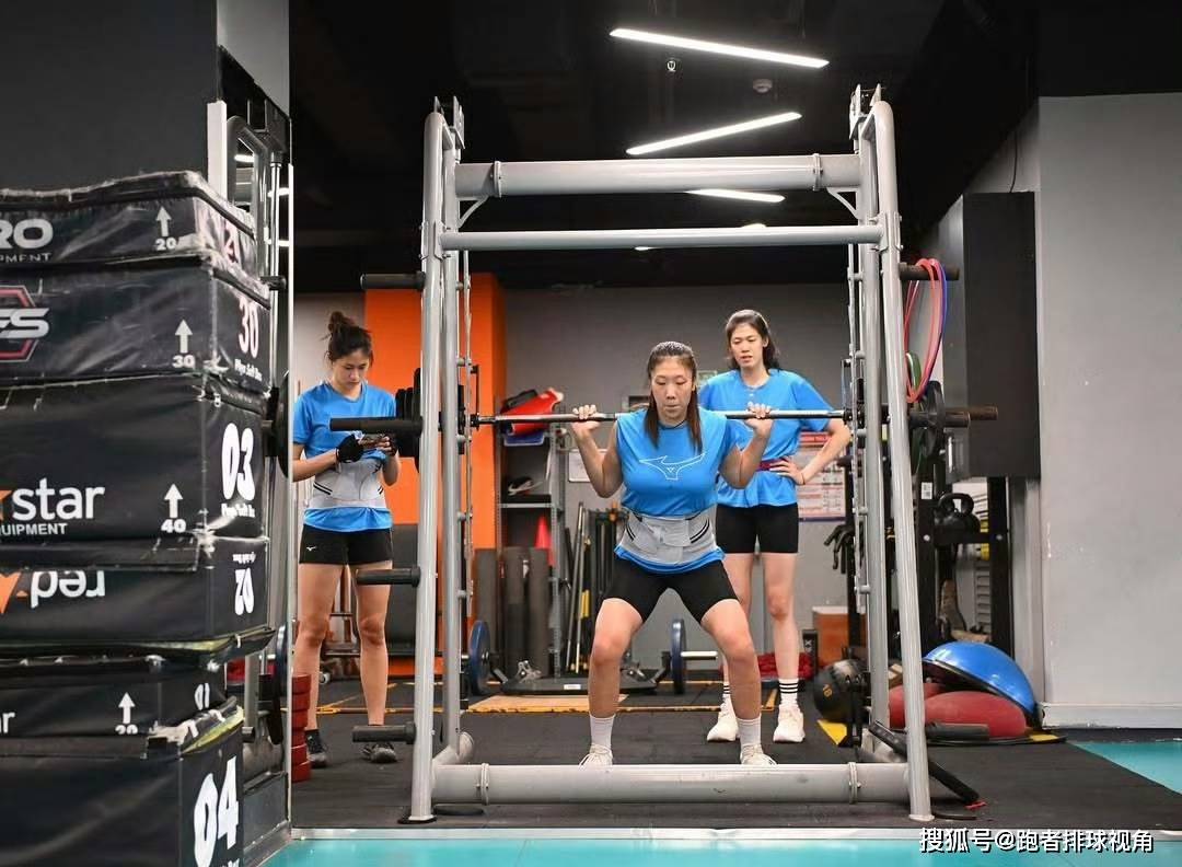 原创             天津女排抵达土耳其！李盈莹脚伤康复，姚迪练力量，三名二传随队