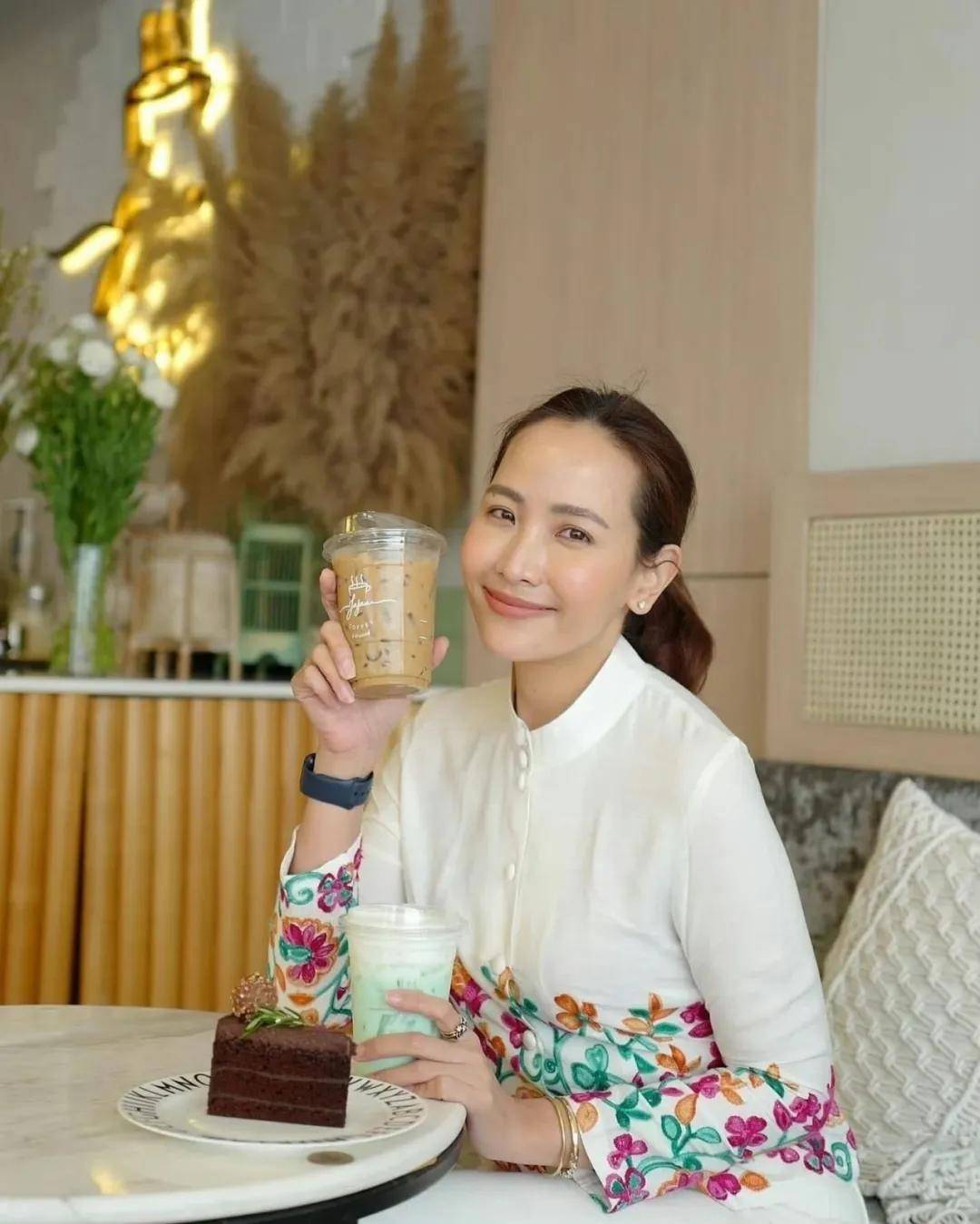 泰国新总理夫人：比总理小20岁，网红店主，气质温婉，钟爱名表