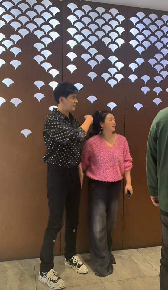 经超夫妇现身机场，小李琳瘦好多看着更年轻，再没人说俩人像母子