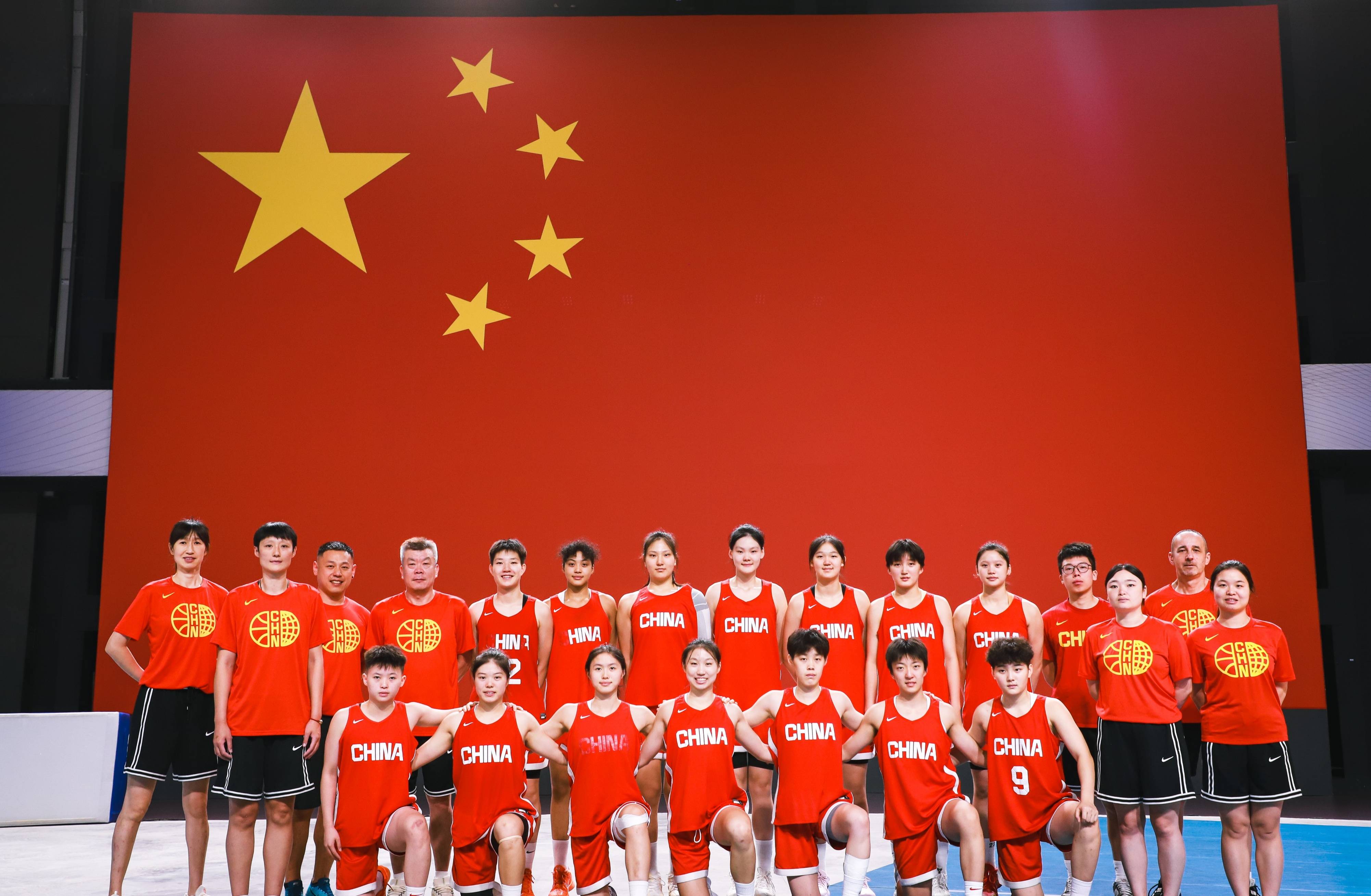 原创             冲击奖牌！中国女篮15岁1米90新王牌出征：联手李月汝妹妹+混血前锋