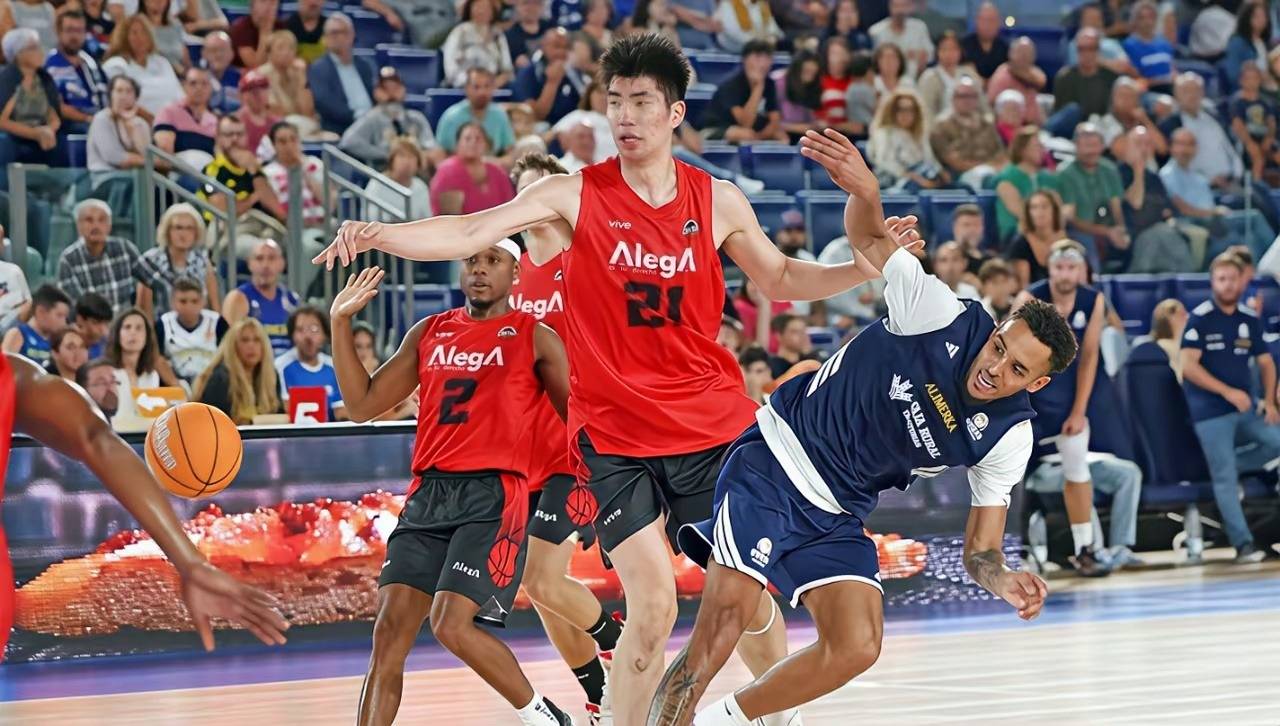 原创             砍16+8罚球9中9！中国男篮22岁2米23中锋首发闪耀：底角三分够准