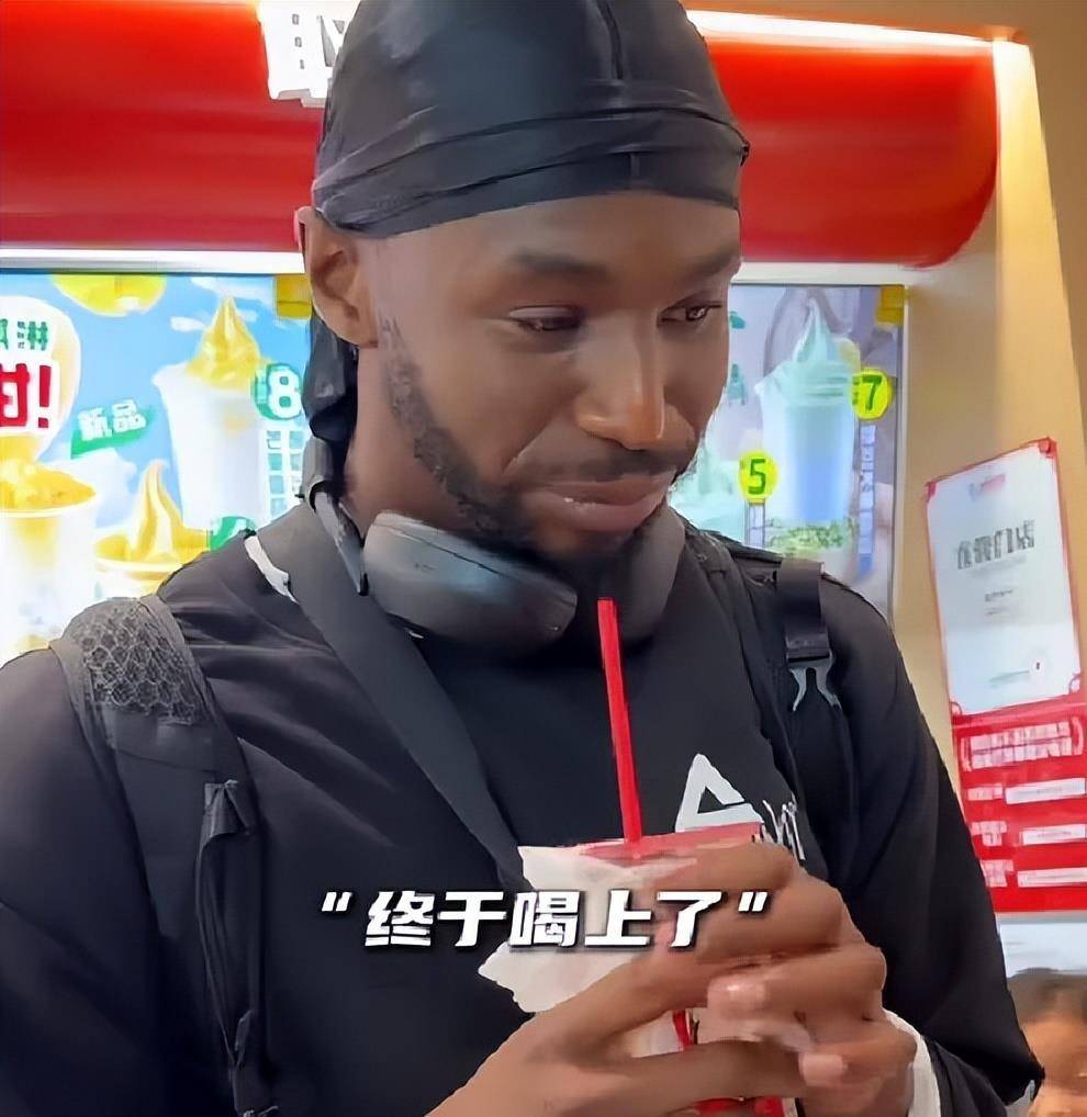 追梦格林中国行上叫扬叔 - 全网最会整活的苏超球迷  足球圈热梗收割机演“锁喉普尔”百分大战整活引发全网！