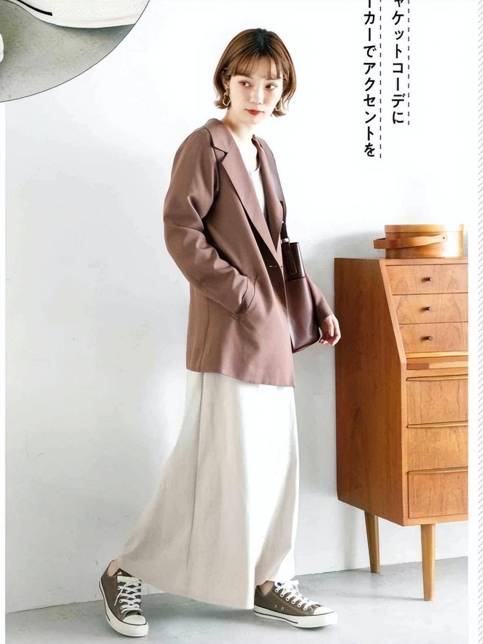 穿“帆布鞋”比小白鞋还时髦！显高又百搭j9九游会入口首页没想到：中年女人这样(图4)