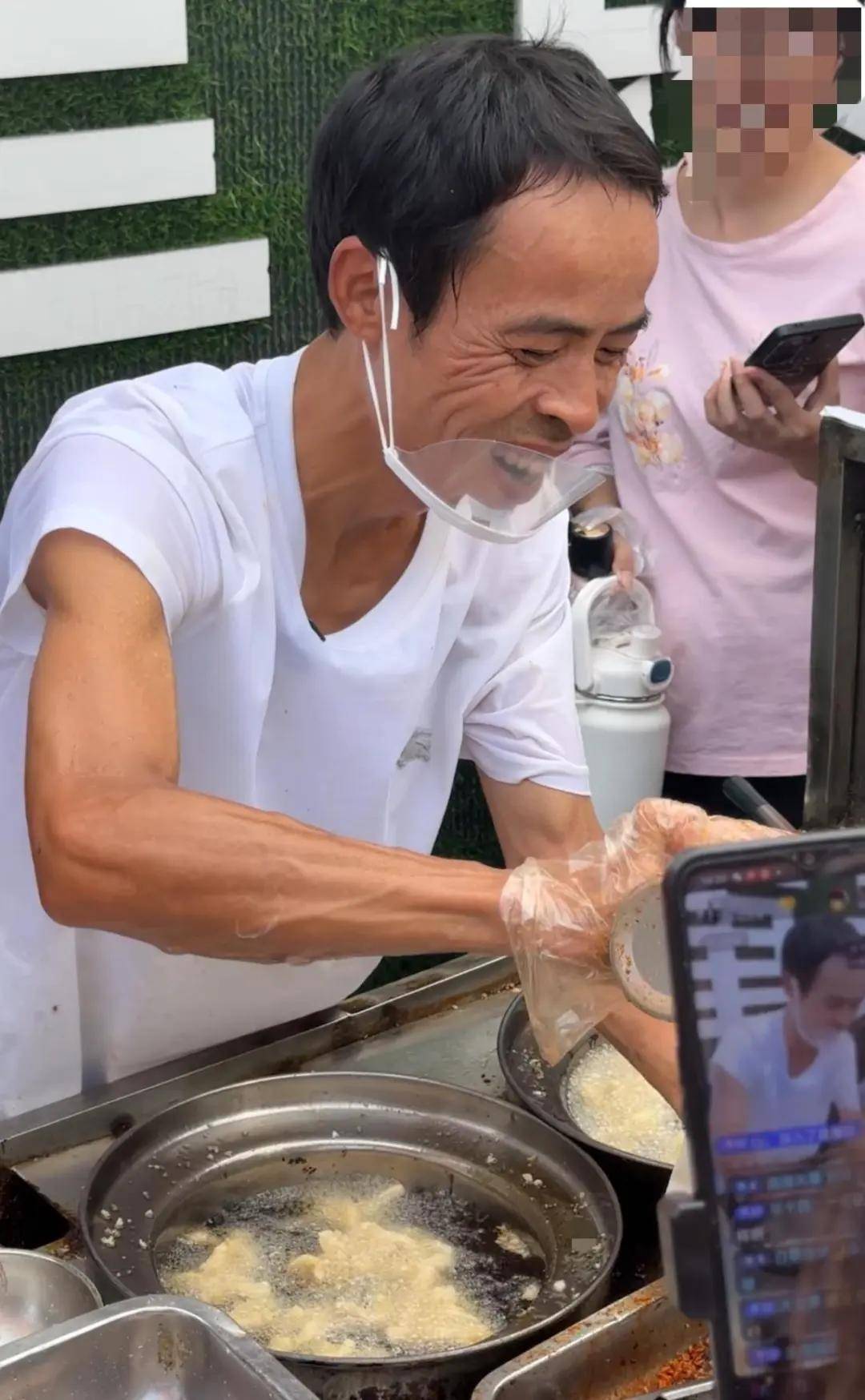 “鸡排哥”突然走红！全网都在馋这一口，排队超百米，本人回应