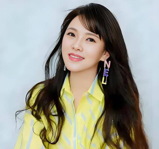 在娱乐圈伊能静可以说是逆生长的代表人物之一。与她同龄的女星大