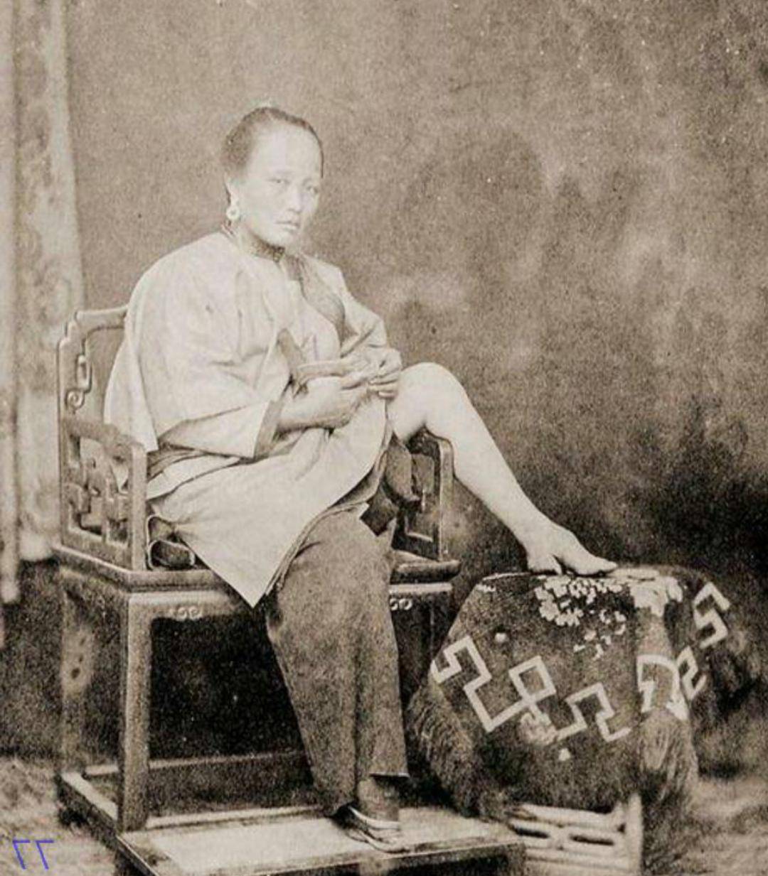 晚清老照片：女子毫不避讳展示三寸金莲，清朝学堂初具现代风格