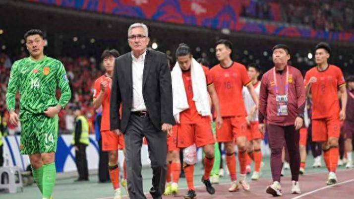 国足选帅消息满天飞本土教练仅有1人符合要求邵佳一郑智都不够格