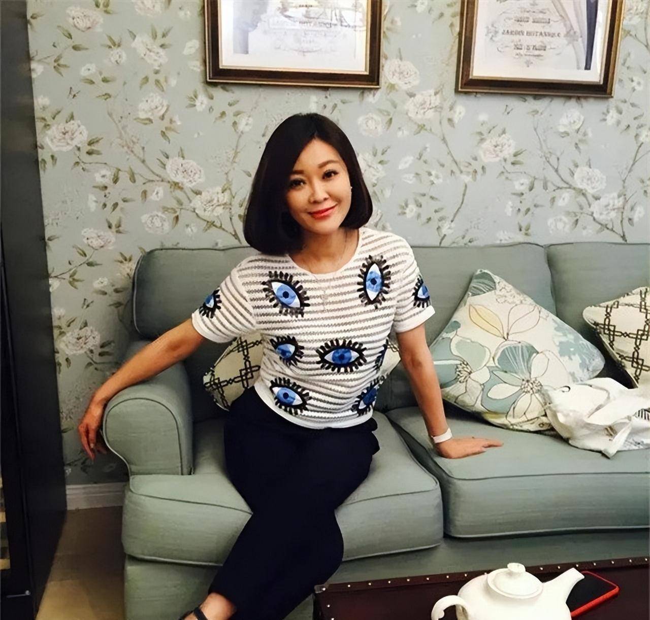 前央视主持人王小骞：离开央视后曾大肆宣扬国外，如今成带货主播