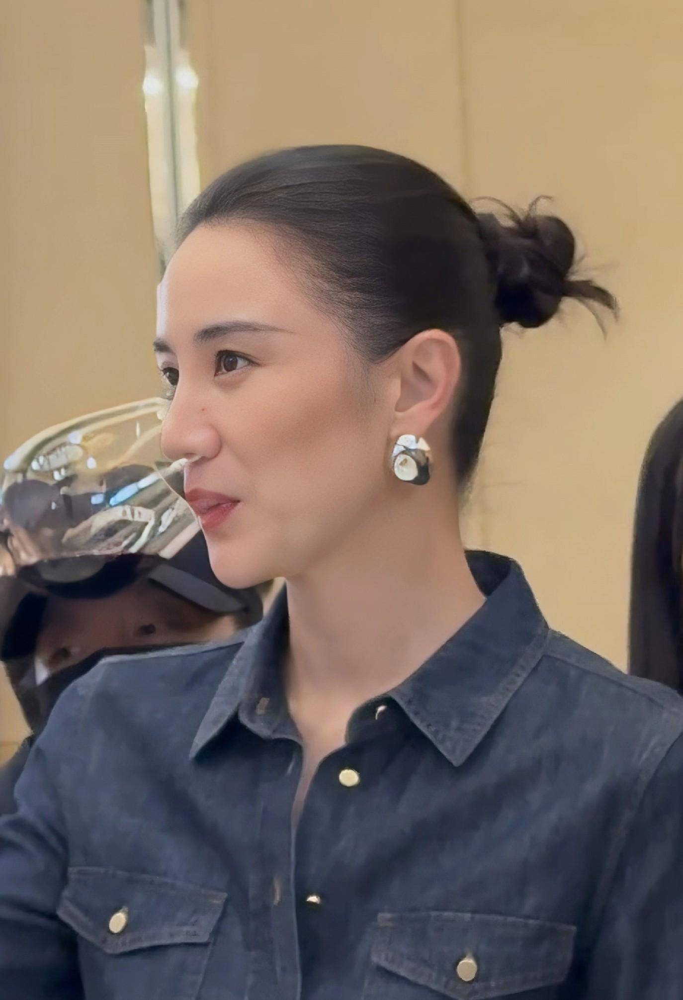 身姿高挑配丸子头又美又飒气质超绝！AG真人app宋佳北京晚宴近照流出(图3)