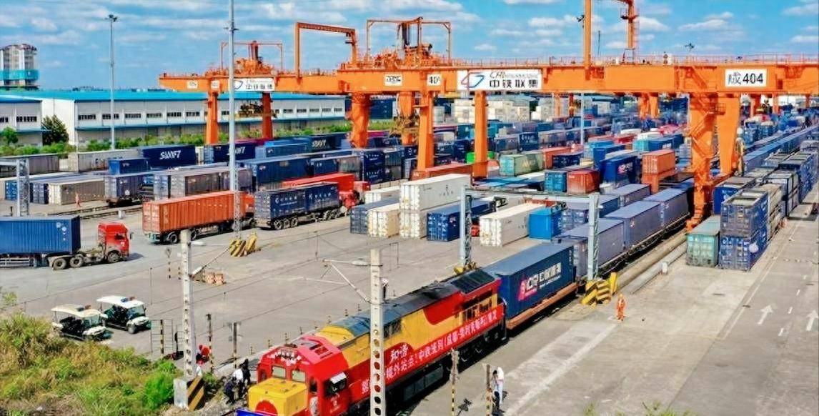 波兰突然封锁边境,中欧班列陷停摆,中国一招反制打通北极新航道