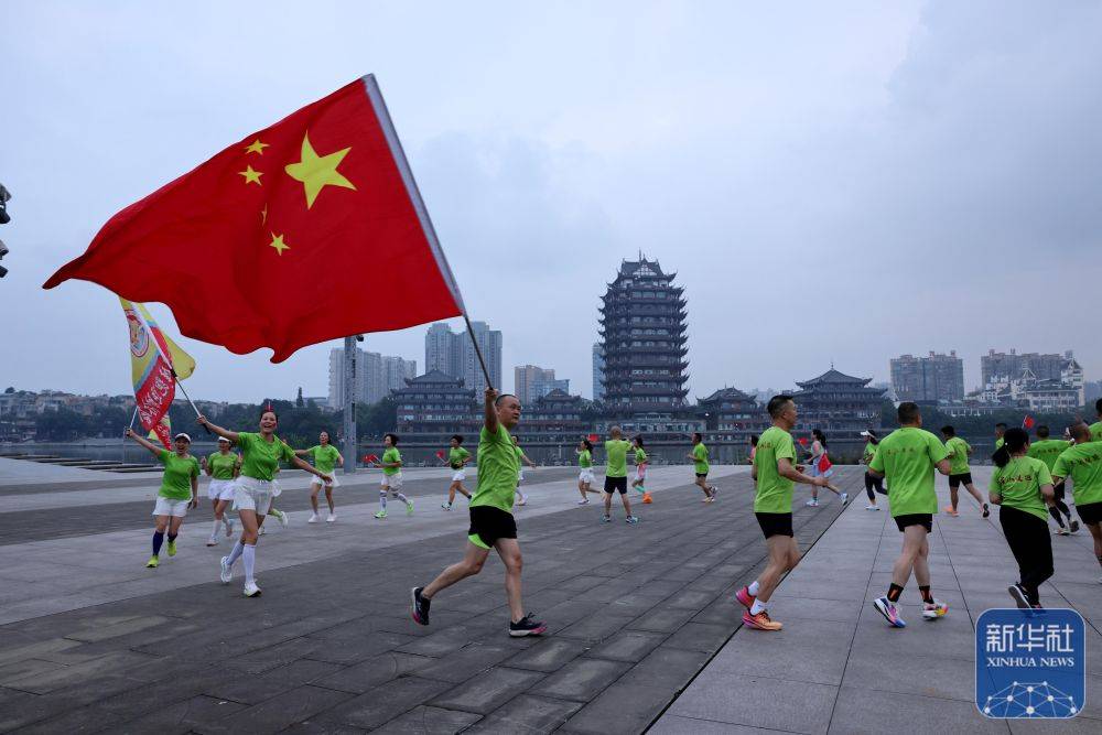 新华社：华诞共庆