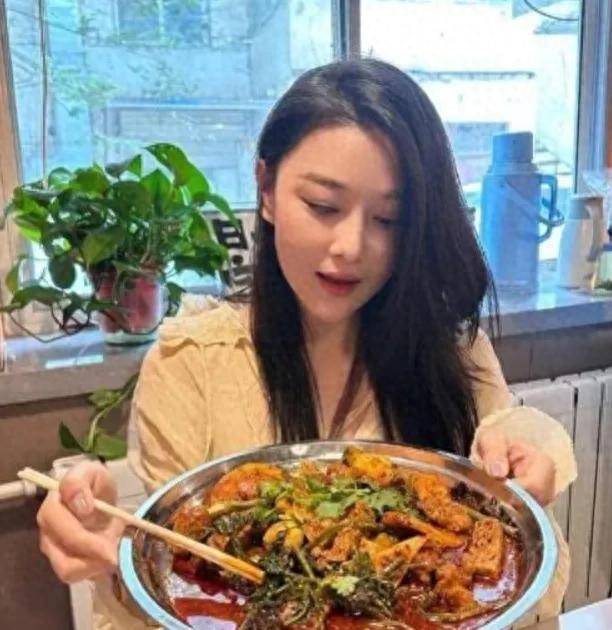张馨予结婚六年首带女儿露面，何捷亲自教女儿游泳，强壮肌肉抢镜